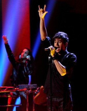 Enrique Iglesias Performs...