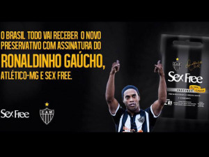 Ronaldinho Gaúcho es la imagen de una marca de preservativos