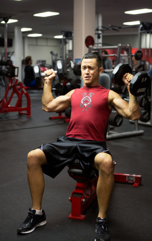 Don Jon': Joseph Gordon-Levitt Charms Scarlett Johansson, Pumps Iron ...