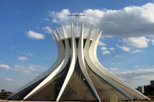 Catedral de Brasilia. Arquitecto Oscar Niemeyer. foto Victor Hugo Mori