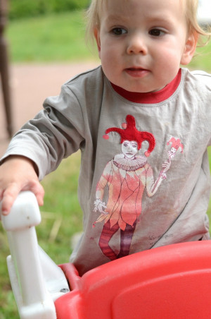 ... look of the jester, textured accents on the hat and elbow pads