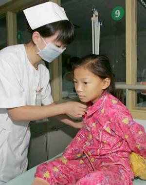 八岁女孩突患白血病家境贫寒自愿放弃治疗