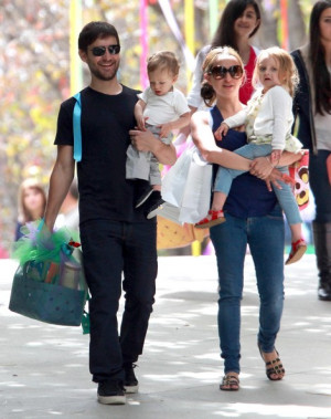 Tobey Maguire Wife Jennifer and Kids Ruby and Son Otis @ 4/4