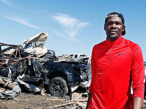 Kevin Durant walks past tornado-damaged homes in Moore, Okla. (AP/Sue ...