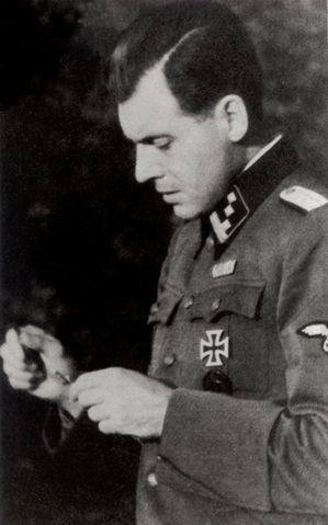 Mengele, SS-Arzt im KZ Auschwitz, in der Uniform eines ...