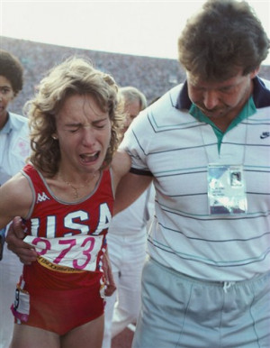 La atleta estadounidense Mary Decker-Staney llora tras caer al ...