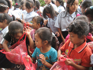 Bali Children Receiving Gifts from the Ganesha Foundation – Photo ...