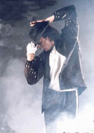 Thread: What was Michael Jackson's most iconic fashion piece?