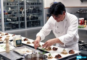 Roy Yamaguchi puts the finishing touches on his dish on Bravo's 