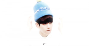 baby baekhyun trying on the h.o.t hat
