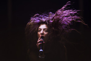 Lorde Singer Performing HD Wallpaper,Images,Pictures,Photos,HD ...