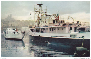 CPSM BATEAU LA CALYPSO DU COMMANDANT COUSTEAU L ESPADON CHALUTIER PORT
