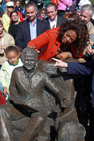 Oprah Winfrey and Kaylee Dobbins with Mattie’s statue, Fall 2008
