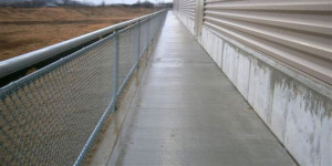 Chain link handrail