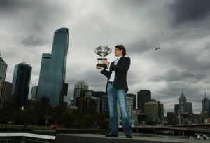 Roger Federer shows off his Australian Open trophy against the ...