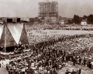 Capt. Lindbergh addresses crowd of 60,000 Aug. 10, 1927 at ...