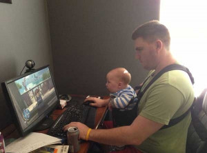 papa et bebe jouent aux jeux video dad ans baby playing video games 2
