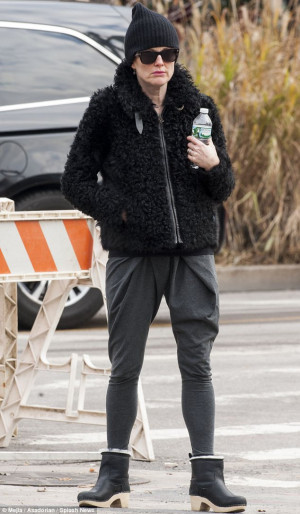 Julianne Moore Julianne Moore Runs Errands pmCpWdjCWyPl jpg