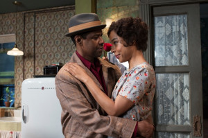 Walter Lee Younger (Denzel Washington) and Ruth (Sophie Okonedo) are ...