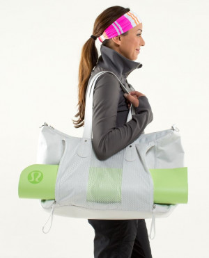 sooo need this duffle for the gym/yoga!!