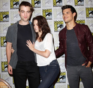 Going public? Twilight couple Robert Pattinson and Kristen Stewart get ...