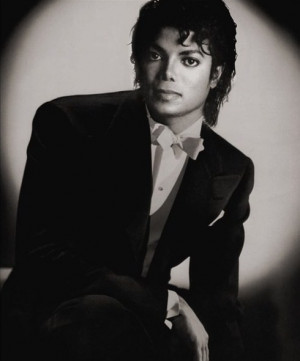 Michael-Jackson-Black-and-White-michael-jackson-15906678-490-591.jpg