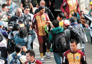 Bolívar ante la atenta mirada de aficionados. Nicolás Quinteros