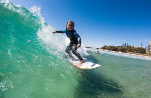... une maladie rare, une fillette de 6 ans est la nouvelle star du surf