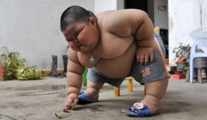 Découvrez les photos de l'enfant chinois de 3 ans qui pèse déjà 60 ...