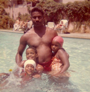 Ossie Davis with their three children Guy, Nora and Hasna. (Telepixtv)