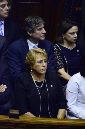 La mandataria chilena Michelle Bachelet abajo y el vicepresidente