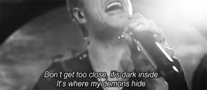 Non avvicinarti troppo, dentro è buio, è dove i miei demoni si ...