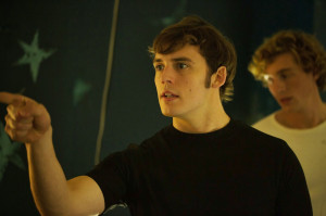 ... detrás de escenas de Sam Claflin en su nuevo thriller The Quiet Ones