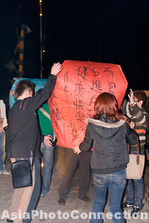 people;-launching;-chinese;-paper;-floating;-lantern;-heavenly-lantern ...