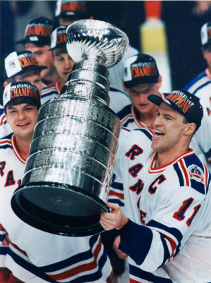 Win guarantee man Mark Messier hoisting the Stanley Cup. (REUTERS/Gary ...