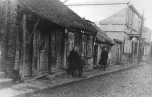 ... -ghetto-woman-child-pose-street-front-wooden-house-kovno-ghetto.jpg