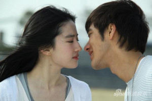 恋爱通告》刘亦菲王力宏吻戏剧照