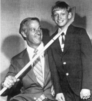 The young Gretzky with his hero Gordie Howe .