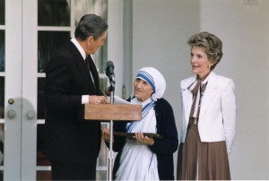 C29913-19A, President Reagan presents Mother Teresa with the Medal of ...