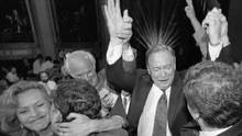 PQ Leader Jacques Parizeau celebrates his victory with his wife ...