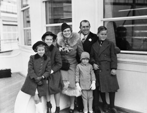 Grace with her siblings and parents (top left)