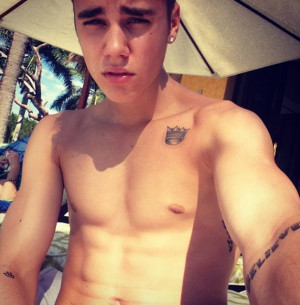 OMG!!! Justin Bieber posta foto sem camisa