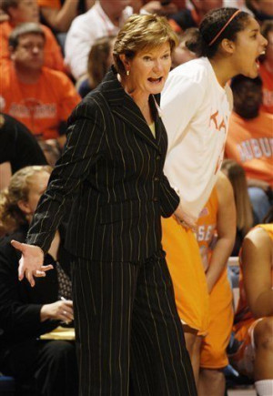 Tennessee women's basketball coach Pat Summitt steps down