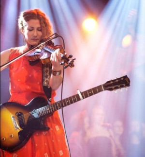 Kathleen Edwards with the guitar that was stolen. ((Facebook))