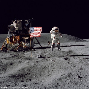 月球上的宇航员向星条旗敬礼