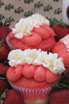 Strawberry shortcake cupcake with hints of edible glitter! My friend ...