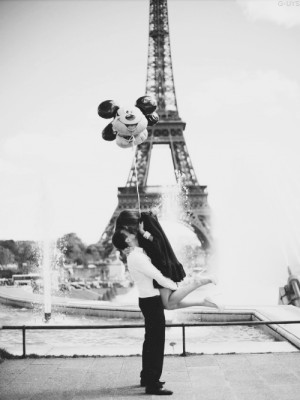 Eiffel tower balloon kiss
