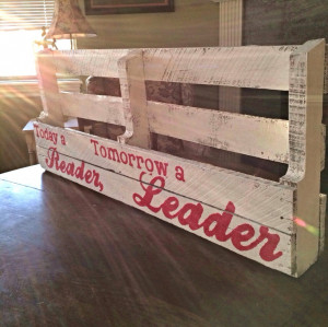 Pallet Bookshelf Kids