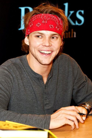 Ashton-ashton-irwin-37877038-500-750.jpg