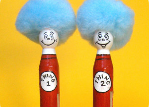 Thing 1 and Thing 2 Peg Dolls (via Zakka Life) Oh my, the blue pom pom ...